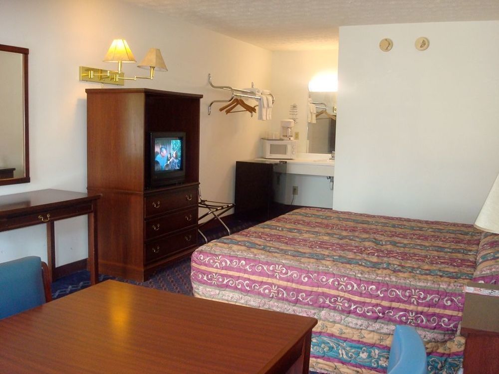 Ruby'S Inn And Convention Center Missoula Room photo