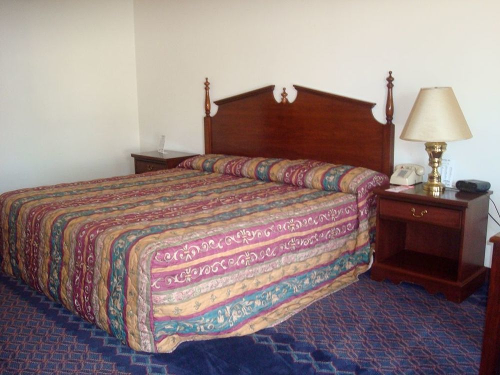 Ruby'S Inn And Convention Center Missoula Room photo